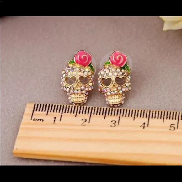 VINTAGE RHINESTONE CRYSTAL SKULL STUD EARRINGS - Picture 2 of 6
